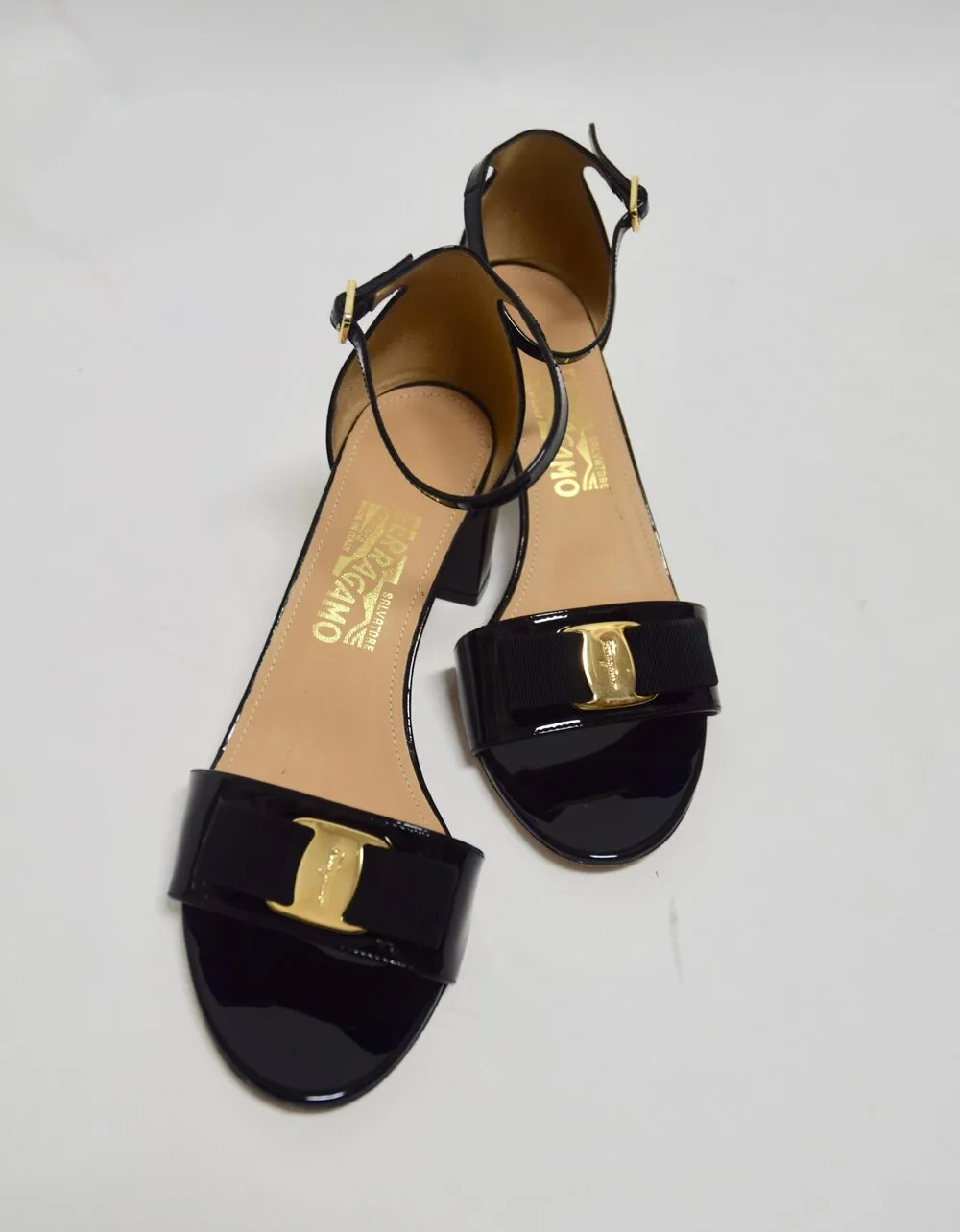 SALVATORE FERRAGAMO | Gavina Bow Patent City Sandal, Nero 9.5/ 39.5